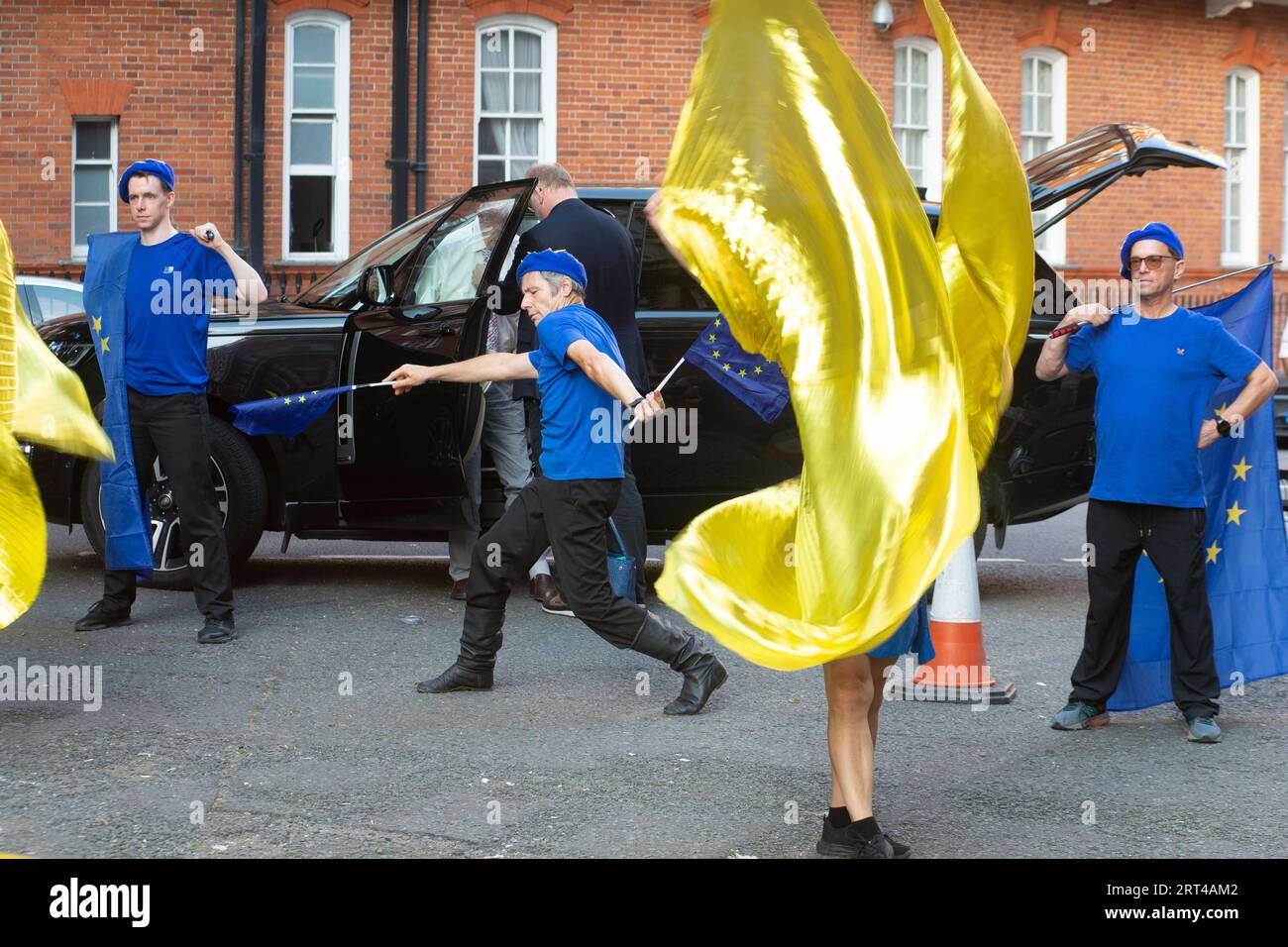 9 settembre 2023, Londra, Regno Unito - Dance Europa (rigorosamente europeo) team che balla all'esterno della Royal Albert Hall. Mentre succedeva, il team EU Flags at the Proms consegna migliaia di bandiere ai partecipanti ai concerti che si esibiscono in diretta TV l'ultima sera dei BBC Proms a sostegno di una campagna di ricongiungimento all'UE e sostegno a musicisti e artisti che sono stati sproporzionatamente colpiti dalla rimozione di la libera circolazione rende molto difficile viaggiare e lavorare in altri paesi dell'UE. Foto Stock