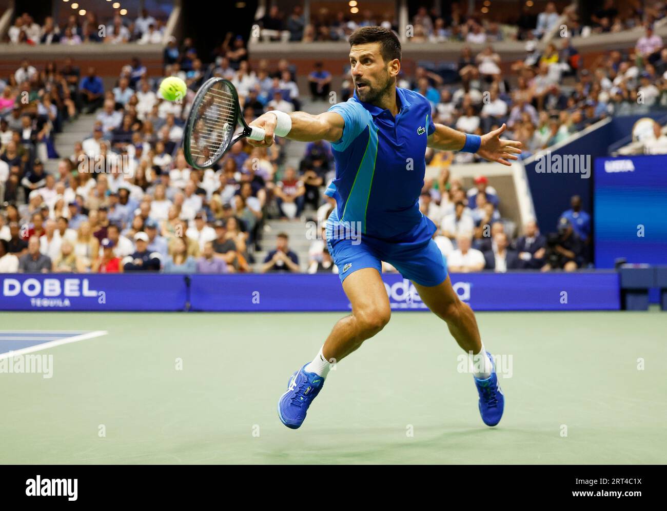 Flushing Meadow, Stati Uniti. 10 settembre 2023. La Serbia Novak Djokovic fa un ritorno nel secondo set contro la russa Daniil Medvedev nella finale maschile allo stadio Arthur Ashe agli US Open Tennis Championships 2023 all'USTA Billie Jean King National Tennis Center di New York, domenica 10 settembre 2023. Foto di John Angelillo/UPI Credit: UPI/Alamy Live News Foto Stock