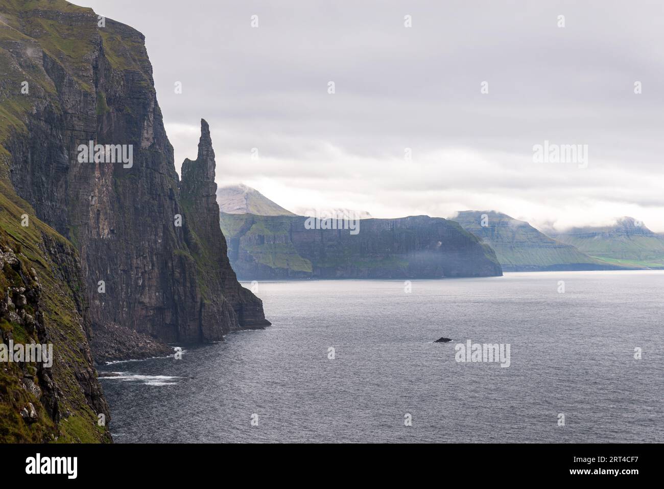 Trøllkonufingur seacliff, Vagar Island, Isole Faroe Foto Stock