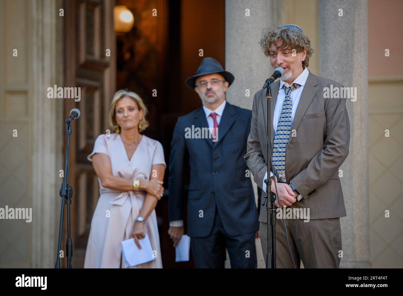 Firenze, Italia. 10 settembre 2023. ENRICO FINK(R), Presidente della Comunità ebraica di Firenze, durante il suo intervento per l'apertura della giornata europea della Cultura ebraica nel giardino della Sinagoga di Firenze. Nella foto sono presenti anche il Rabbino Capo della comunità ebraica di Firenze, GADI PIPERNO(C) e NOEMI DI SEGNI(L), Presidente dell'Unione delle Comunità ebraiche italiane.la giornata europea della Cultura ebraica è l'evento annuale celebrato nell'Unione europea per scoprire il patrimonio culturale della popolazione ebraica. In Italia l'evento è coordinato dall'Unione della Comm ebraica Italiana Foto Stock