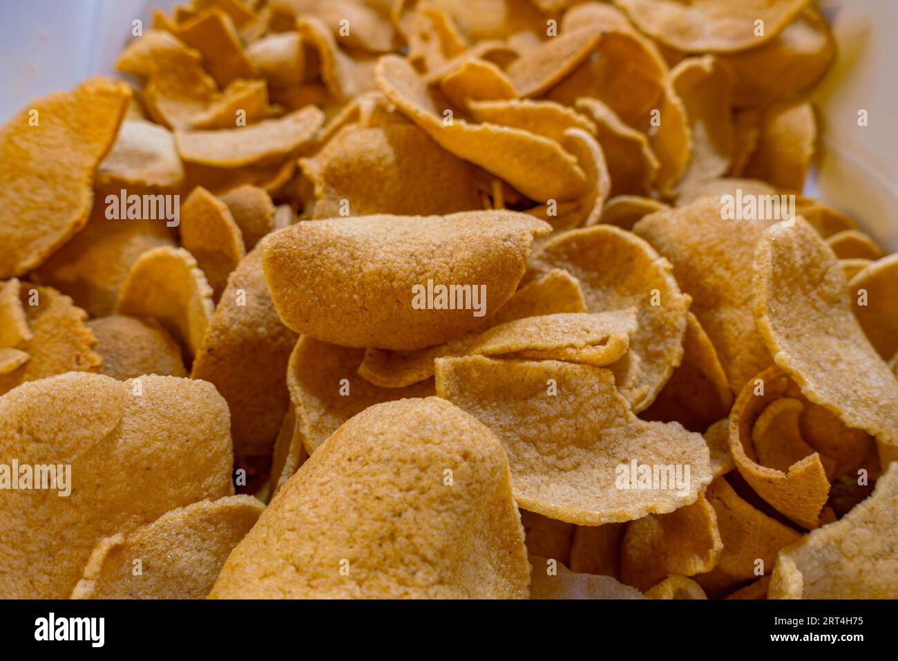 Vista ravvicinata di un vassoio di cracker di gamberi Foto Stock