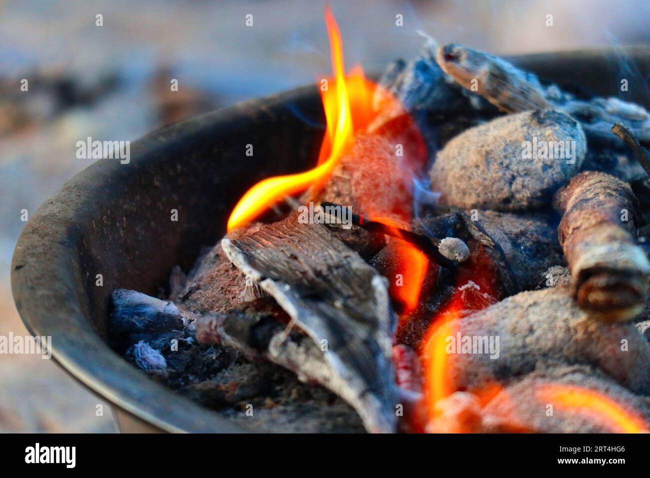 Foto ravvicinata di un fuoco barbecue su una spiaggia Foto Stock