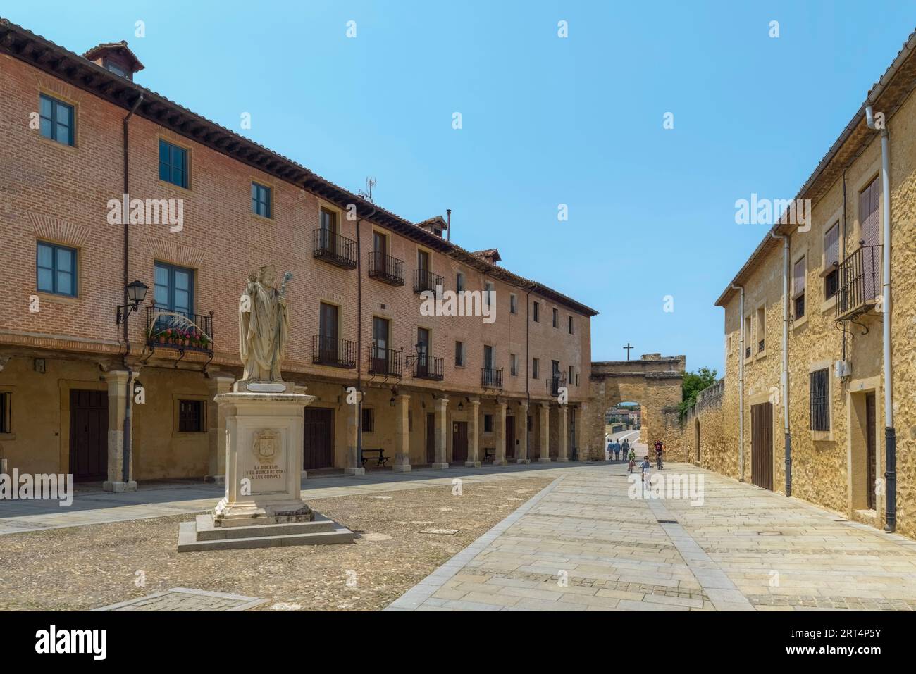 Edifici tipici e statua di San Pedro de Osma, in via Brasilia nella città di El Burgo de Osma, Ciudad de Osma, provincia di Soria, Spagna, Europa. Foto Stock