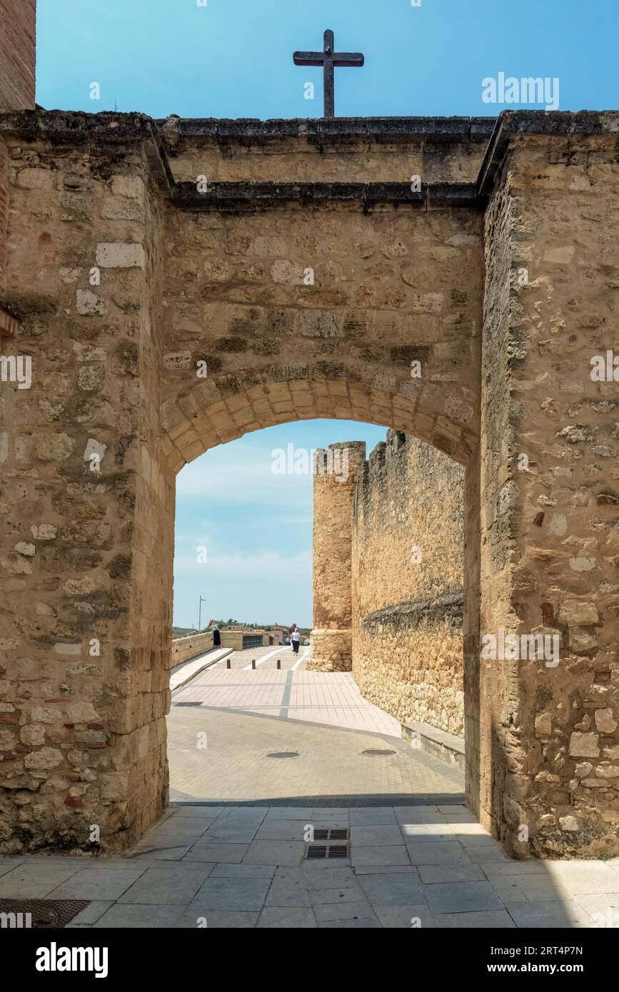 La porta di San Miguel è l'unica delle mura di Osma che rimane in piedi e si accede dal Ponte Vecchio. La città di Osma, la città di Osma, Soria Foto Stock