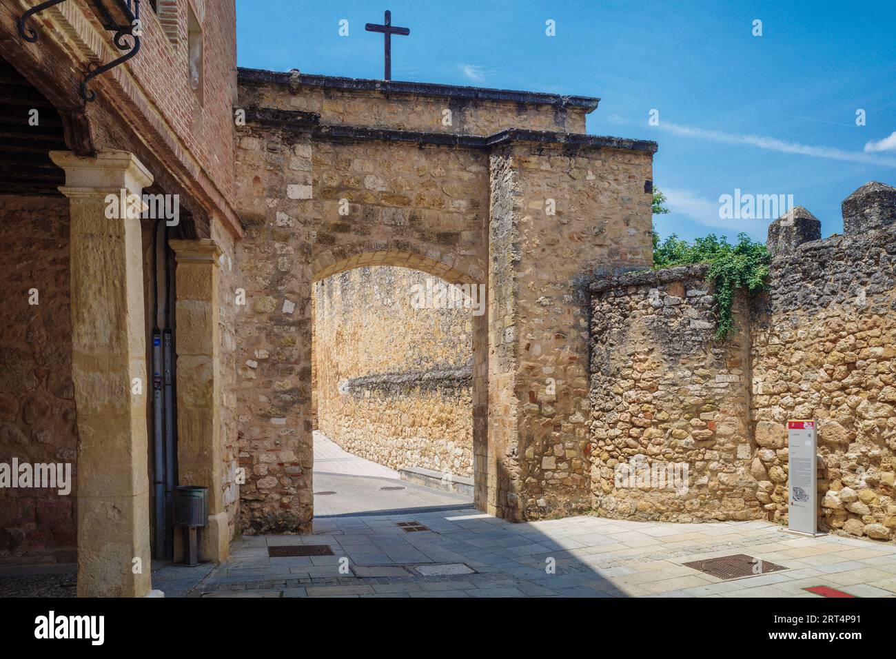 La porta di San Miguel è l'unica delle mura di Osma che rimane in piedi e si accede dal Ponte Vecchio. La città di Osma, la città di Osma, Soria Foto Stock