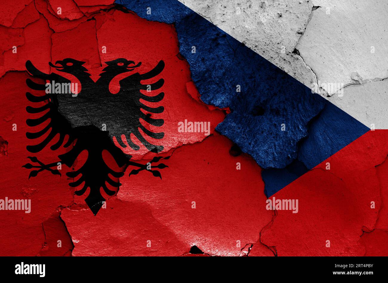 Bandiere di Albania e Czechia dipinte su un muro incrinato Foto Stock