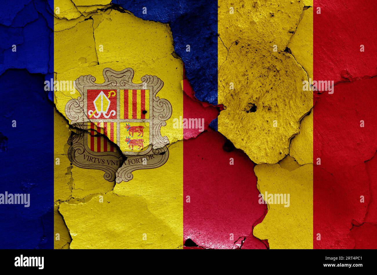Bandiere di Andorra e Romania dipinte su un muro incrinato Foto Stock