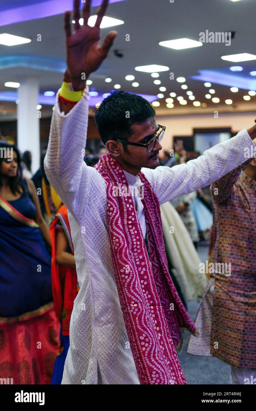 Londra, Regno Unito. 10 settembre 2023. Centinaia di partecipanti festeggiano il viaggio verso Navratri con una serata di danza, canzone, moda e cibo tradizionali. Tra gli artisti vi erano i "Garba Queen" Kinjal Dave e Nilesh Gadhvi. © Simon King/ Alamy Live News Foto Stock