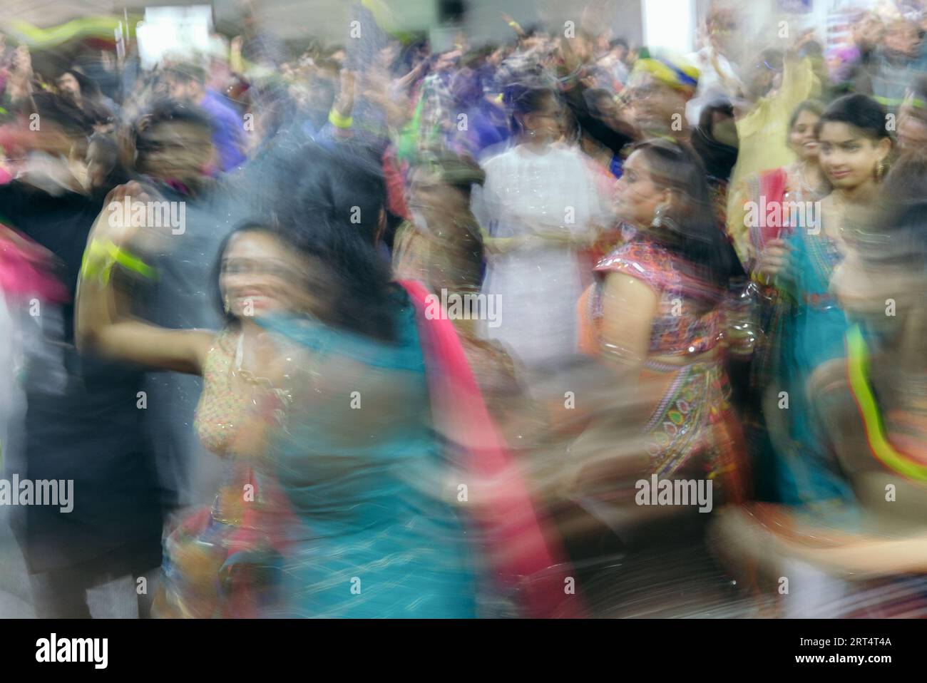 Londra, Regno Unito. 10 settembre 2023. Centinaia di partecipanti festeggiano il viaggio verso Navratri con una serata di danza, canzone, moda e cibo tradizionali. Tra gli artisti vi erano i "Garba Queen" Kinjal Dave e Nilesh Gadhvi. © Simon King/ Alamy Live News Foto Stock