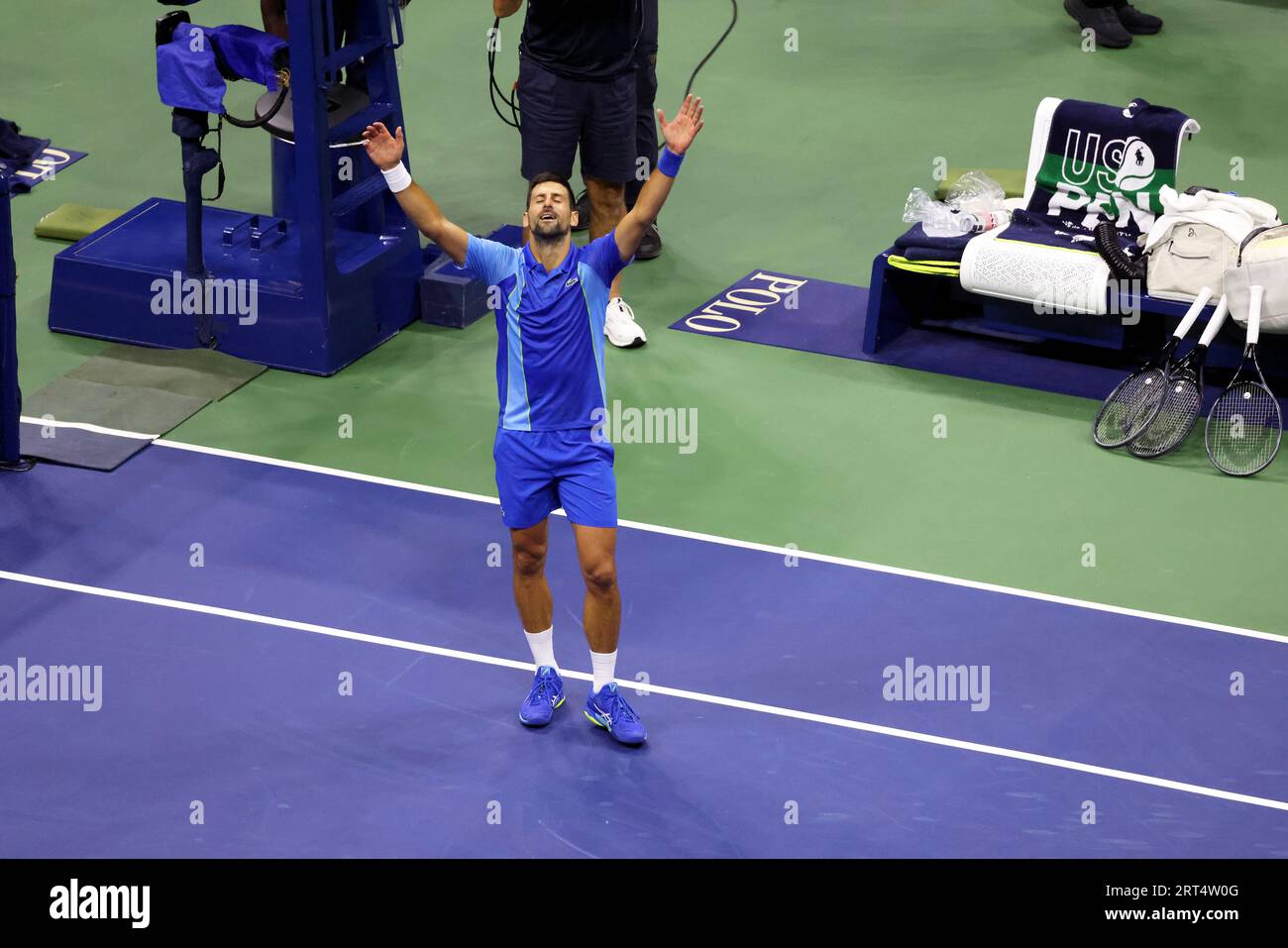 New York, Stati Uniti. 10 settembre 2023. Novak Djokovic ha superato con emozione dopo aver sconfitto Daniil Medvedev nella finale maschile agli US Open. Crediti: Adam Stoltman/Alamy Live News Foto Stock