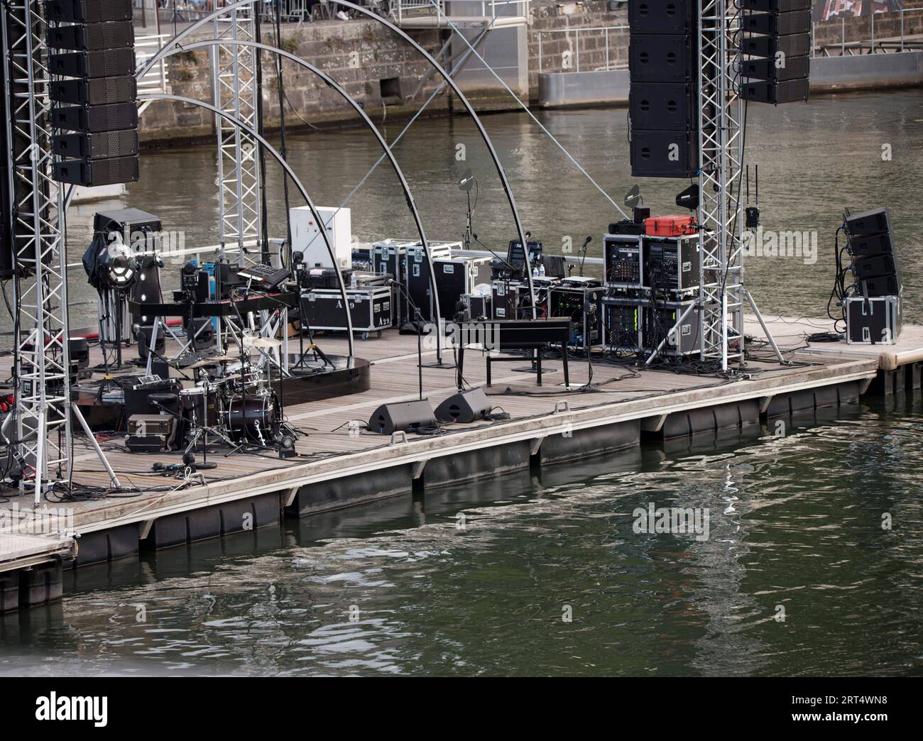 Agde, Francia. 4 agosto 2023. Vista del palco prima di un concerto sul palco galleggiante il 4 agosto 2023 ad Agde, Francia Foto Stock