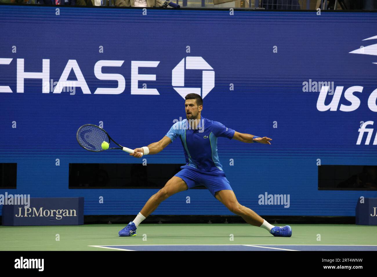 New York, Stati Uniti. 10 settembre 2023. Novak Djokovic in azione contro Daniil Medvedev nella finale maschile agli US Open. Djokovic ha vinto il match in tre set conquistando il suo 24° Grand slam. Crediti: Adam Stoltman/Alamy Live News Foto Stock