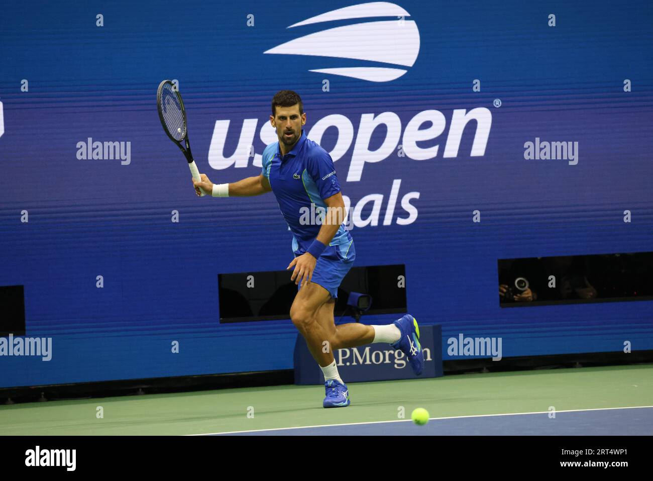 New York, Stati Uniti. 10 settembre 2023. Novak Djokovic in azione contro Daniil Medvedev nella finale maschile agli US Open. Djokovic ha vinto il match in tre set conquistando il suo 24° Grand slam. Crediti: Adam Stoltman/Alamy Live News Foto Stock