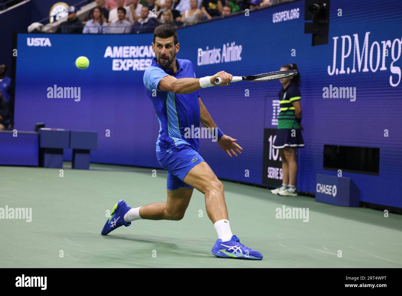 New York, Stati Uniti. 10 settembre 2023. Novak Djokovic in azione contro Daniil Medvedev nella finale maschile agli US Open. Djokovic ha vinto il match in tre set conquistando il suo 24° Grand slam. Crediti: Adam Stoltman/Alamy Live News Foto Stock