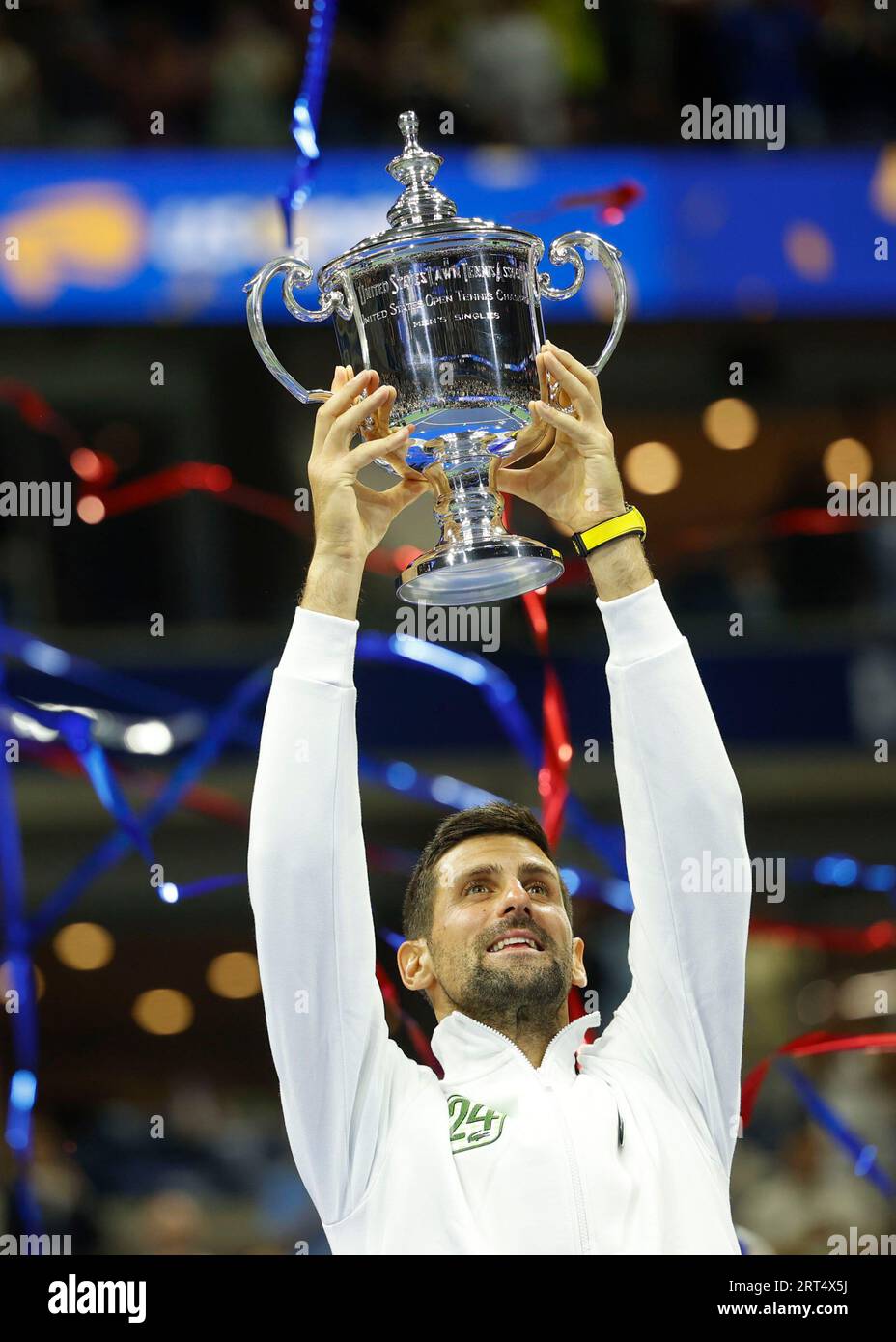 New York, USA, 10 settembre 2023. Il tennista serbo Novak Djokovic detiene il trofeo US Open 2023 dopo lo storico 24. Vittoria del grande Slam al Billie Jean King National Tennis Center domenica 10 settembre 2023. © Juergen Hasenkopf / Alamy Live News Foto Stock