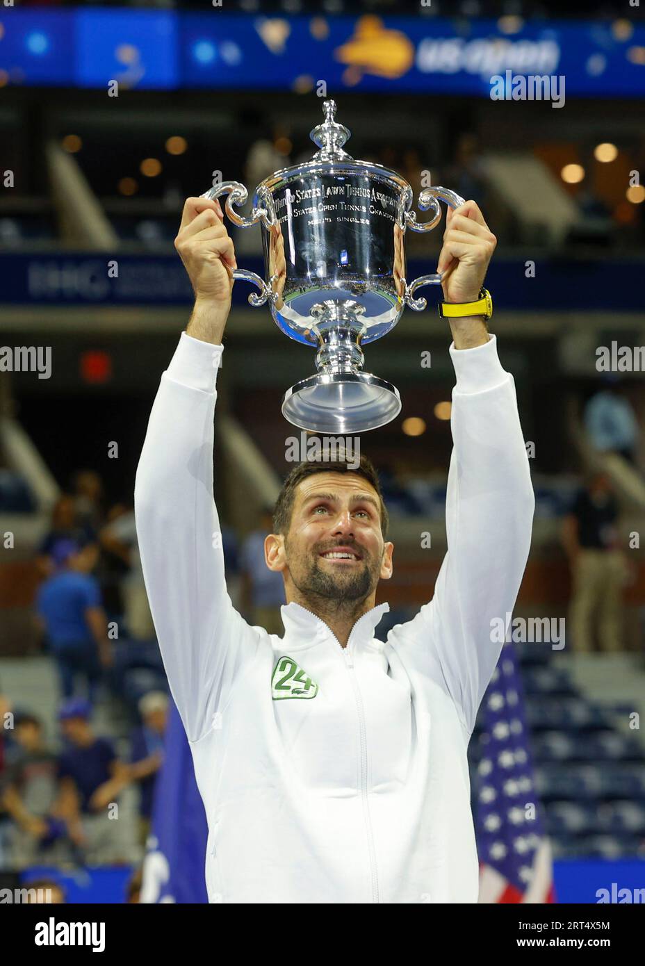 New York, USA, 10 settembre 2023. Il tennista serbo Novak Djokovic detiene il trofeo US Open 2023 dopo lo storico 24. Vittoria del grande Slam al Billie Jean King National Tennis Center domenica 10 settembre 2023. © Juergen Hasenkopf / Alamy Live News Foto Stock
