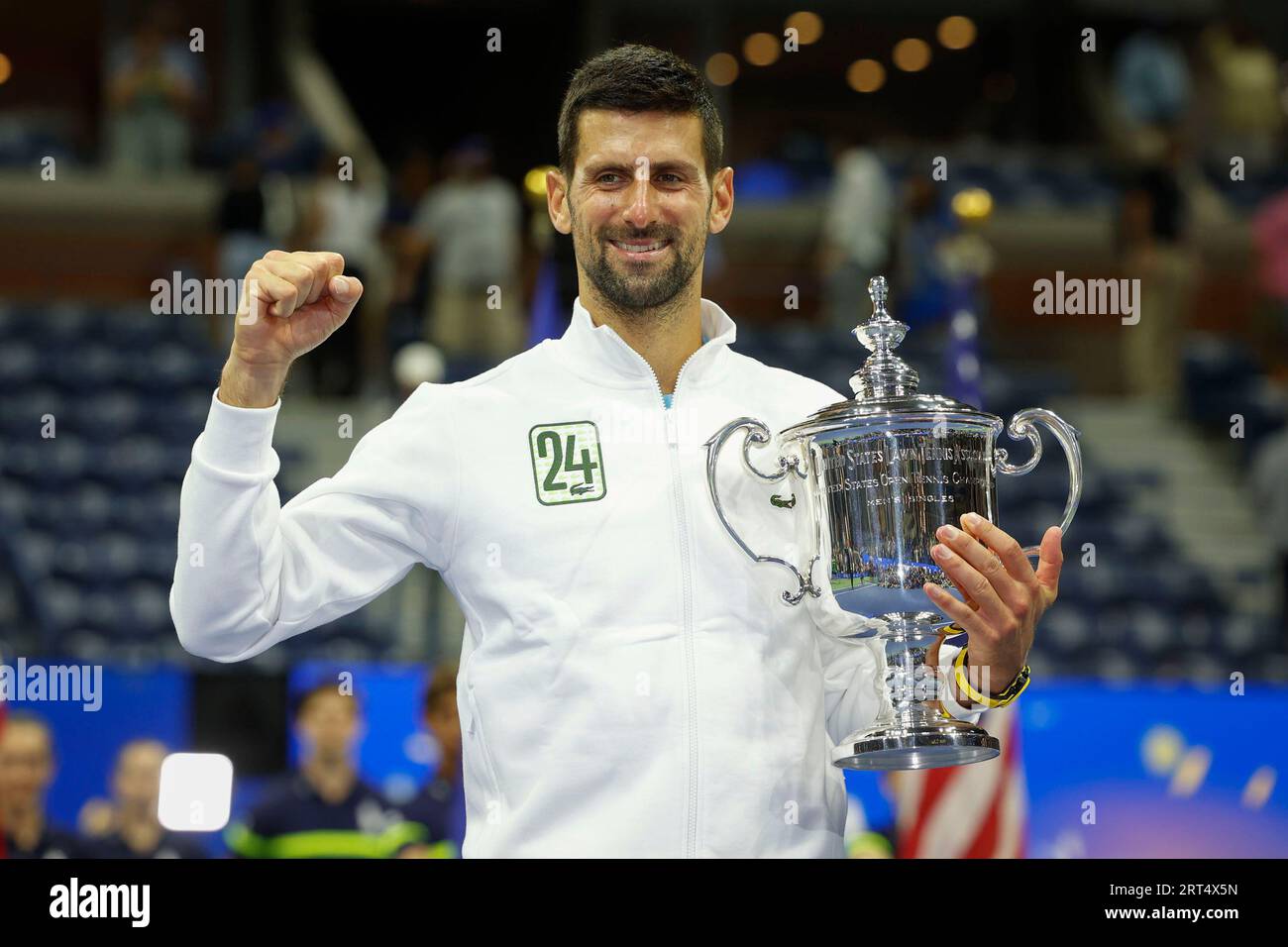 New York, USA, 10 settembre 2023. Il tennista serbo Novak Djokovic detiene il trofeo US Open 2023 dopo lo storico 24. Vittoria del grande Slam al Billie Jean King National Tennis Center domenica 10 settembre 2023. © Juergen Hasenkopf / Alamy Live News Foto Stock
