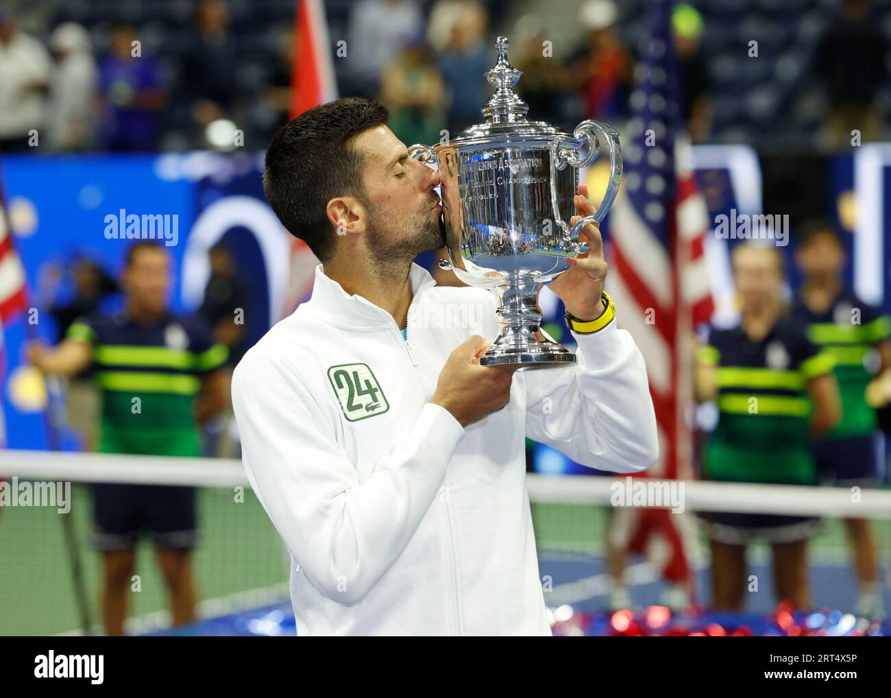New York, USA, 10 settembre 2023. Il tennista serbo Novak Djokovic detiene il trofeo US Open 2023 dopo lo storico 24. Vittoria del grande Slam al Billie Jean King National Tennis Center domenica 10 settembre 2023. © Juergen Hasenkopf / Alamy Live News Foto Stock