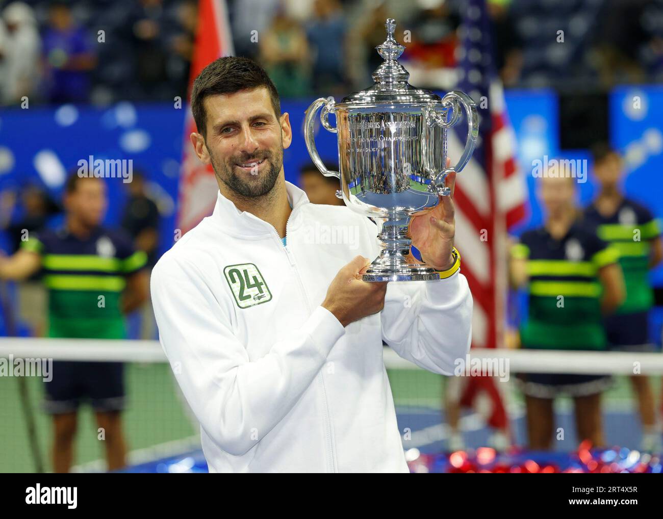 New York, USA, 10 settembre 2023. Il tennista serbo Novak Djokovic detiene il trofeo US Open 2023 dopo lo storico 24. Vittoria del grande Slam al Billie Jean King National Tennis Center domenica 10 settembre 2023. © Juergen Hasenkopf / Alamy Live News Foto Stock
