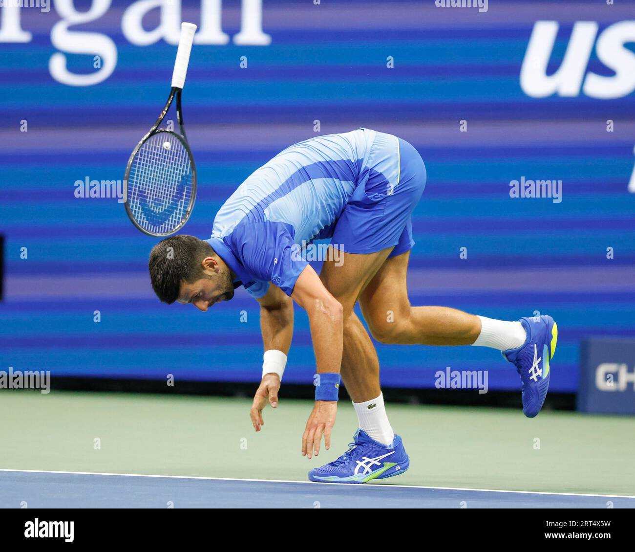 New York, USA, 10 settembre 2023. Il tennista serbo Novak Djokovic fa un salto allo US Open 2023 tat al Billie Jean King National Tennis Center domenica 10 settembre 2023. © Juergen Hasenkopf / Alamy Live News Foto Stock