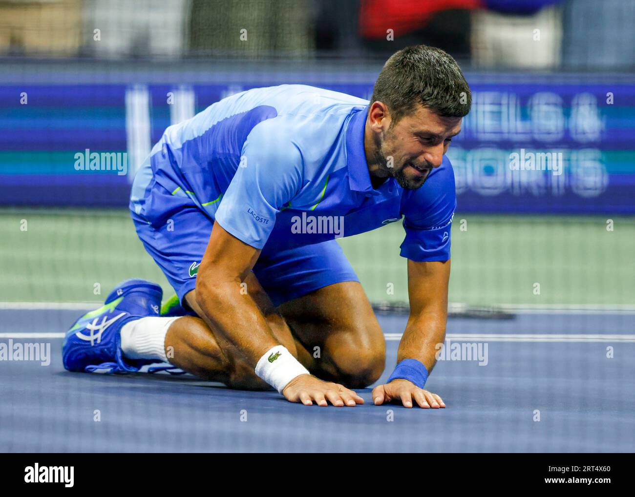New York, USA, 10 settembre 2023. Il tennista serbo Novak Djokovic festeggia dopo aver vinto il MenÕs US Open 2023 al Billie Jean King National Tennis Center domenica 10 settembre 2023. © Juergen Hasenkopf / Alamy Live News Foto Stock