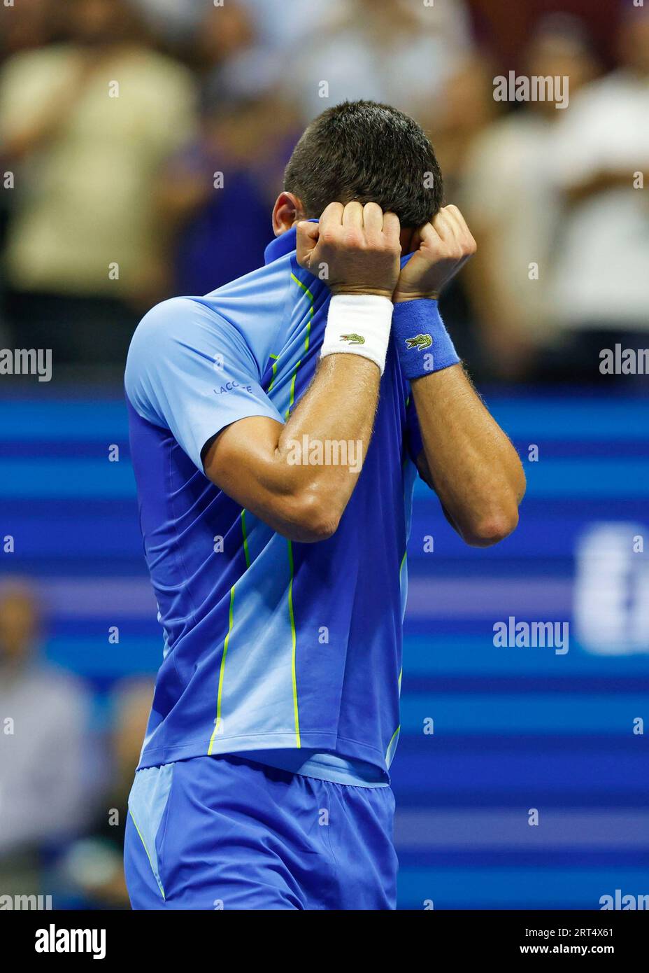 New York, USA, 10 settembre 2023. Il tennista serbo Novak Djokovic festeggia dopo aver vinto il MenÕs US Open 2023 al Billie Jean King National Tennis Center domenica 10 settembre 2023. © Juergen Hasenkopf / Alamy Live News Foto Stock
