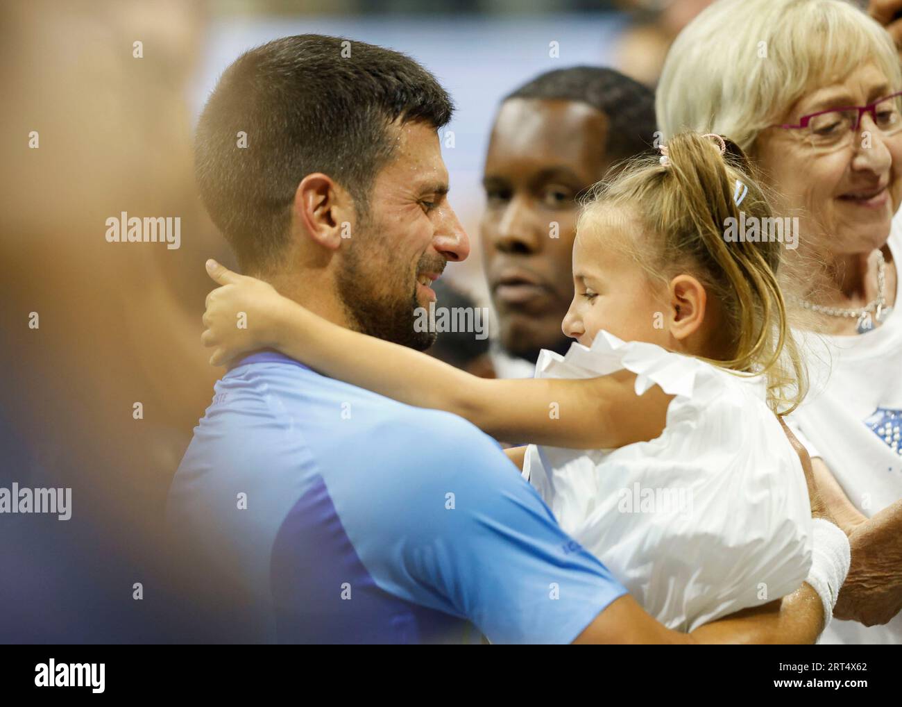 New York, USA, 10 settembre 2023. Il tennista serbo Novak Djokovic festeggia con sua figlia Tara dopo aver vinto il titolo MenÕs US Open 2023 al Billie Jean King National Tennis Center domenica 10 settembre 2023. © Juergen Hasenkopf / Alamy Live News Foto Stock
