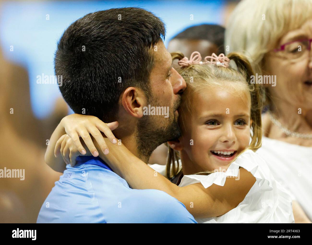 New York, USA, 10 settembre 2023. Il tennista serbo Novak Djokovic festeggia con sua figlia Tara dopo aver vinto il titolo MenÕs US Open 2023 al Billie Jean King National Tennis Center domenica 10 settembre 2023. © Juergen Hasenkopf / Alamy Live News Foto Stock