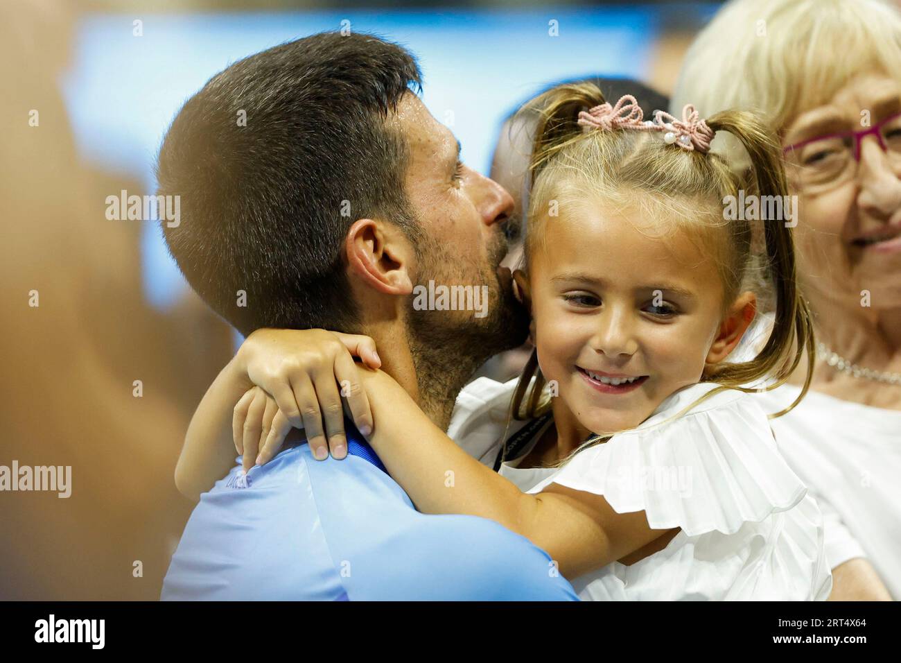 New York, USA, 10 settembre 2023. Il tennista serbo Novak Djokovic festeggia con sua figlia Tara dopo aver vinto il titolo MenÕs US Open 2023 al Billie Jean King National Tennis Center domenica 10 settembre 2023. © Juergen Hasenkopf / Alamy Live News Foto Stock