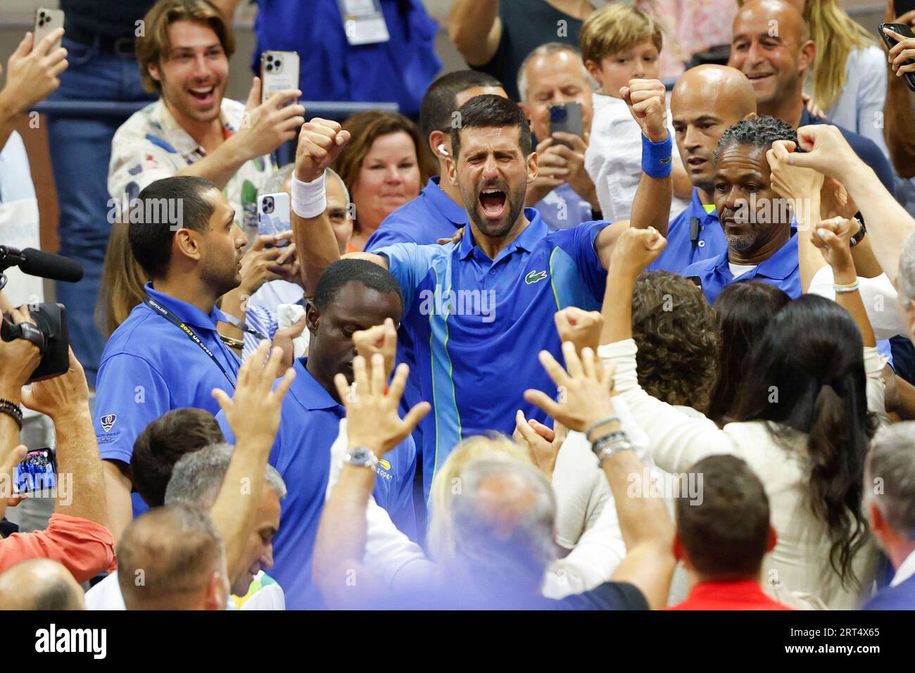 New York, USA, 10 settembre 2023. Il tennista serbo Novak Djokovic festeggia con la sua squadra dopo aver vinto il MenÕs US Open 2023 al Billie Jean King National Tennis Center domenica 10 settembre 2023. © Juergen Hasenkopf / Alamy Live News Foto Stock