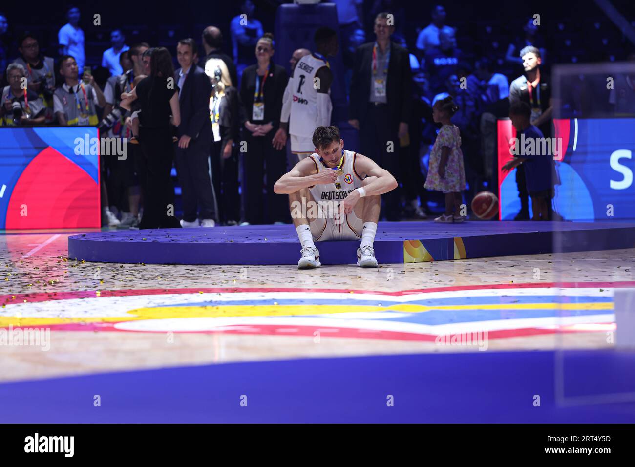 Manila, Filippine. 10 settembre 2023. Il tedesco David Kramer reagisce dopo la cerimonia di premiazione dopo la finale tra Germania e Serbia alla Coppa del mondo FIBA 2023 a Manila, nelle Filippine, il 10 settembre 2023. Crediti: Wu Zhuang/Xinhua/Alamy Live News Foto Stock