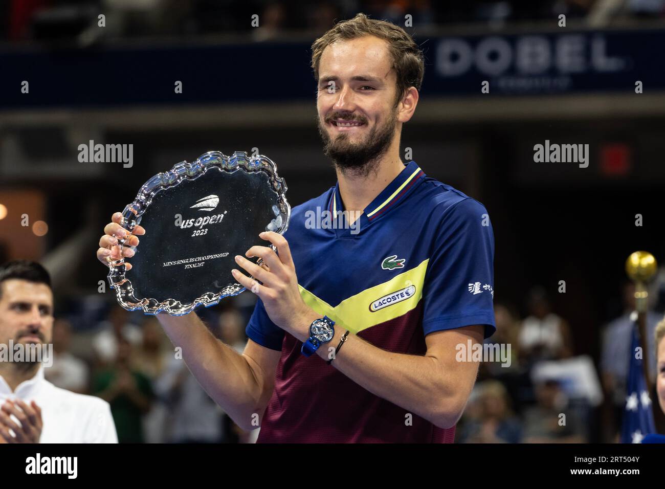 Daniil Medvedev si pone con il trofeo per il secondo posto dopo aver perso la finale contro Novak Djokovic degli US Open Championships al Billie Jean King Tennis Center di New York il 10 settembre 2023 Foto Stock