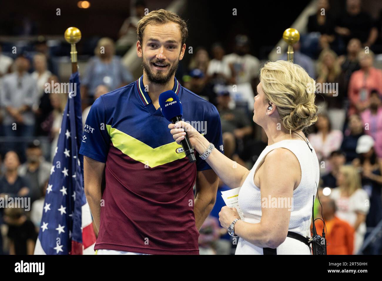 New York, USA. 10 settembre 2023. Daniil Medvedev, secondo classificato parla durante la presentazione del trofeo dopo aver perso la finale contro Novak Djokovic degli US Open Championships al Billie Jean King Tennis Center di New York il 10 settembre 2023. Vincendo gli US Open, Djokovic eguagliò il record di 24 vittorie detenuto da Margaret Court nel grande Slam. (Foto di Lev Radin/Suipa USA) credito: SIPA USA/Alamy Live News Foto Stock