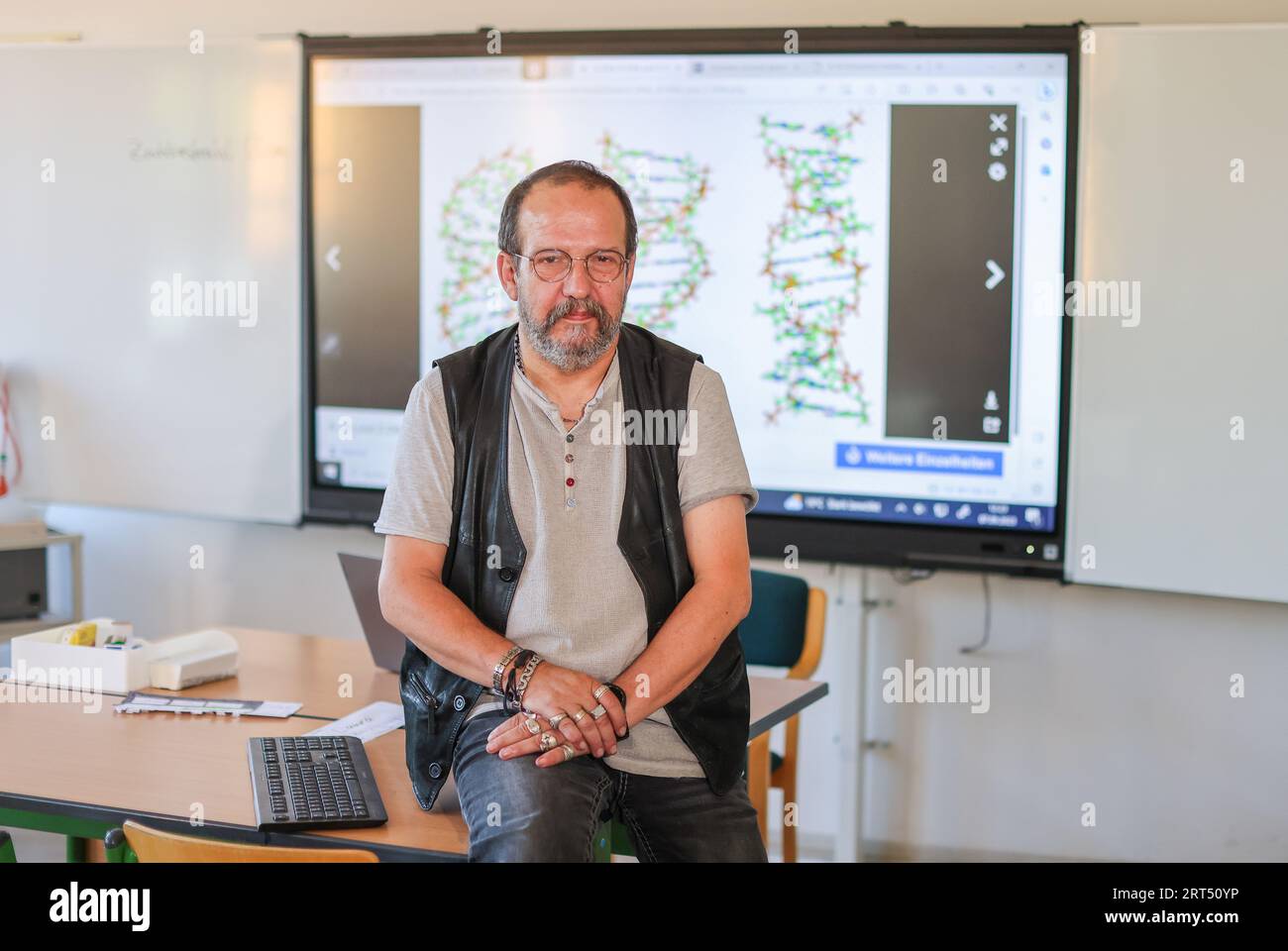 Mittweida, Germania. 7 settembre 2023. Matthias Möbius, preside della Johann Gottlieb Fichte School, insegna biologia online in un'aula vuota. Le malattie mentali e fisiche rendono impossibile per alcuni bambini frequentare la scuola. Il numero delle persone colpite sta aumentando. A Mittweida, un progetto unico in Sassonia sta aiutando con lezioni online (per dpa 'lezioni online come ultima risorsa: Quando la scuola diventa un tormento') credito: Jan Woitas/dpa/Alamy Live News Foto Stock