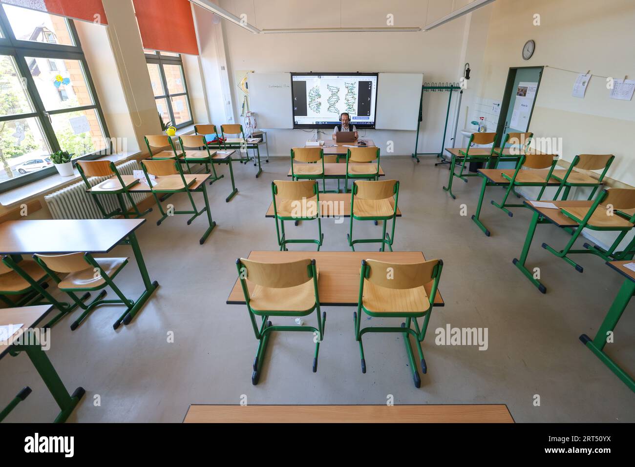 Mittweida, Germania. 7 settembre 2023. Matthias Möbius, preside della Johann Gottlieb Fichte School, insegna biologia online in un'aula vuota. Le malattie mentali e fisiche rendono impossibile per alcuni bambini frequentare la scuola. Il numero di persone colpite sta aumentando. A Mittweida, un progetto unico in Sassonia sta aiutando con le lezioni online (per dpa "lezioni online come ultima risorsa: Quando la scuola diventa un tormento"). Crediti: Jan Woitas/dpa/Alamy Live News Foto Stock
