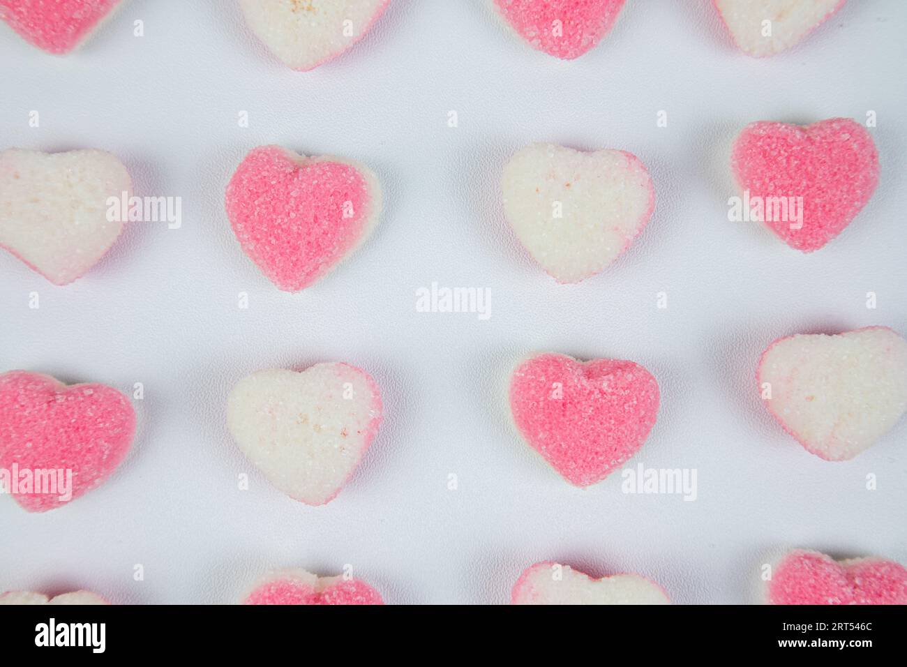 caramelle zuccherate a forma di cuore su sfondo bianco Foto Stock