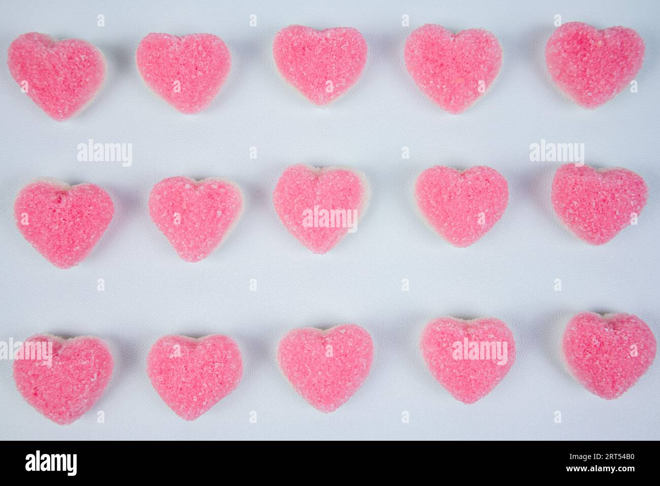 caramelle zuccherate a forma di cuore su sfondo bianco Foto Stock