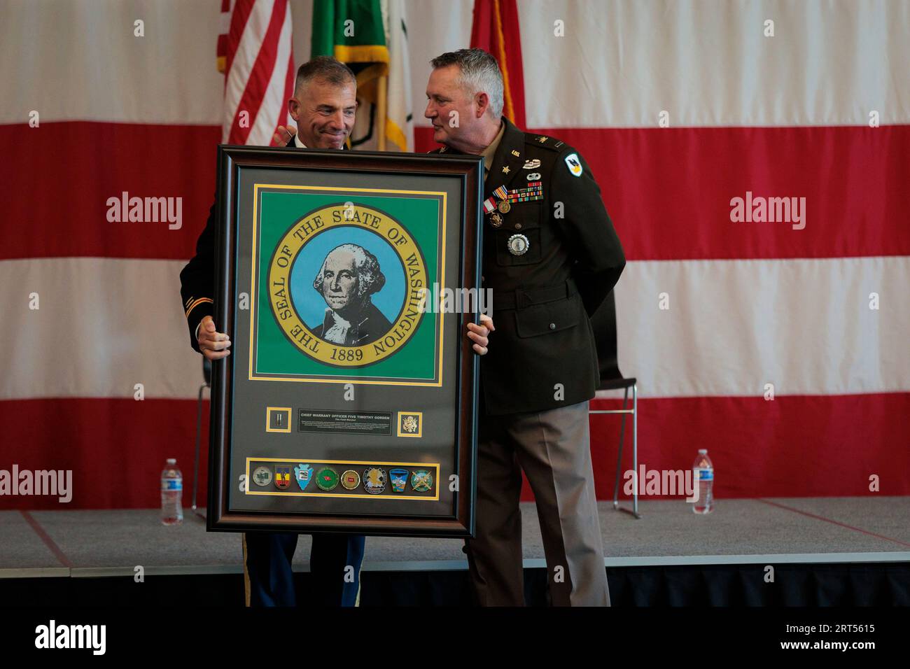 Camp Murray, Washington, USA. 9 settembre 2023. U.S. Army Chief Warrant Officer 5 Tim Gorden, Command Chief Warrant Officer della Washington National Guard, celebra oltre 40 anni di servizio con una cerimonia di pensionamento presso il Pierce County Readiness Center a Camp Murray, Washington, 9 settembre 2023. Gordon si unì alla Washington Army National Guard nel 1989 dopo 5 anni di servizio attivo come ufficiale in comissione di stanza a Fort Lewis. (Immagine di credito: © Adeline Witherspoon/U.S. Army/ZUMA Press Wire) SOLO USO EDITORIALE! Non per USO commerciale! Foto Stock