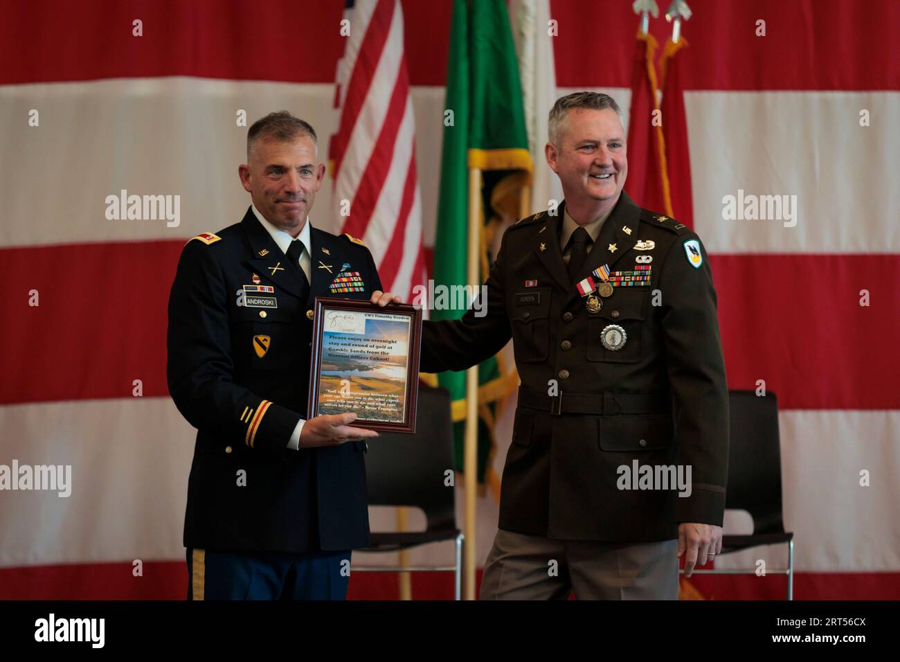 Camp Murray, Washington, USA. 9 settembre 2023. U.S. Army Chief Warrant Officer 5 Tim Gorden, Command Chief Warrant Officer della Washington National Guard, celebra oltre 40 anni di servizio con una cerimonia di pensionamento presso il Pierce County Readiness Center a Camp Murray, Washington, 9 settembre 2023. Gordon si unì alla Washington Army National Guard nel 1989 dopo 5 anni di servizio attivo come ufficiale in comissione di stanza a Fort Lewis. (Immagine di credito: © Adeline Witherspoon/U.S. Army/ZUMA Press Wire) SOLO USO EDITORIALE! Non per USO commerciale! Foto Stock