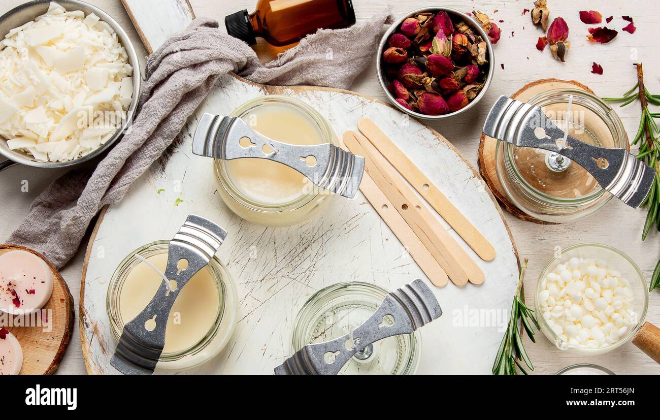 Set di strumenti per candele naturali eco-friendly di cera di soia, stoppino,  profumo, olio essenziale su un tavolo di marmo. Processo di fabbricazione.  Fai da te alla moda. Hobby del mestiere Foto