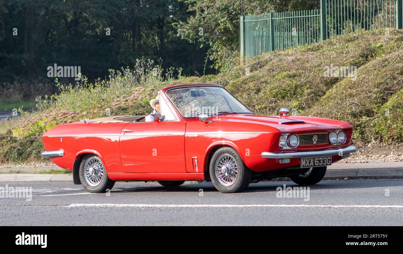 Milton Keynes, Regno Unito-10 settembre 2023: 1969 Red Bond Equipe classica auto sportiva britannica che viaggia su una strada inglese. Foto Stock