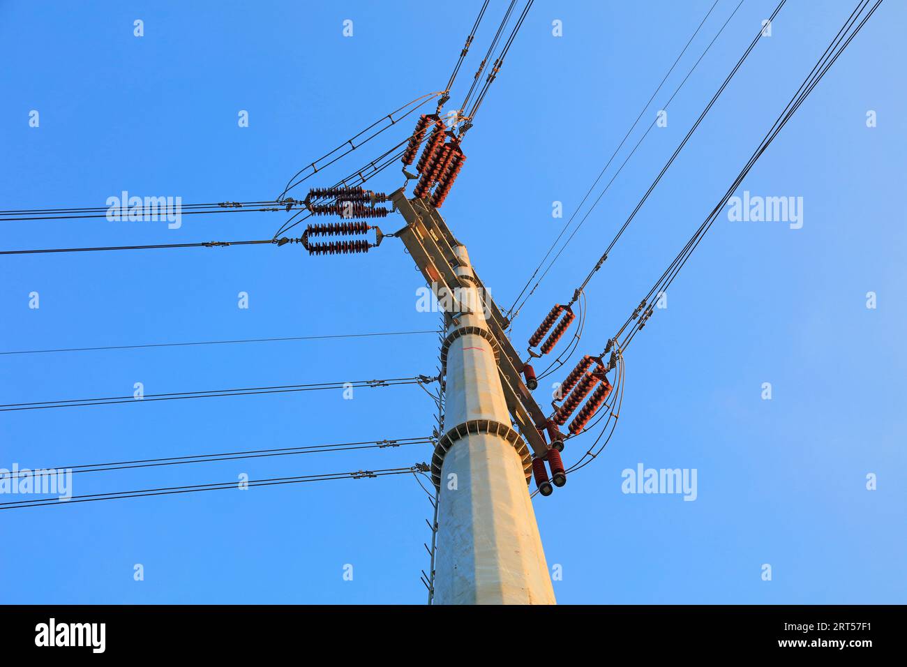 Pali elettrici in acciaio sullo sfondo blu del cielo Foto Stock