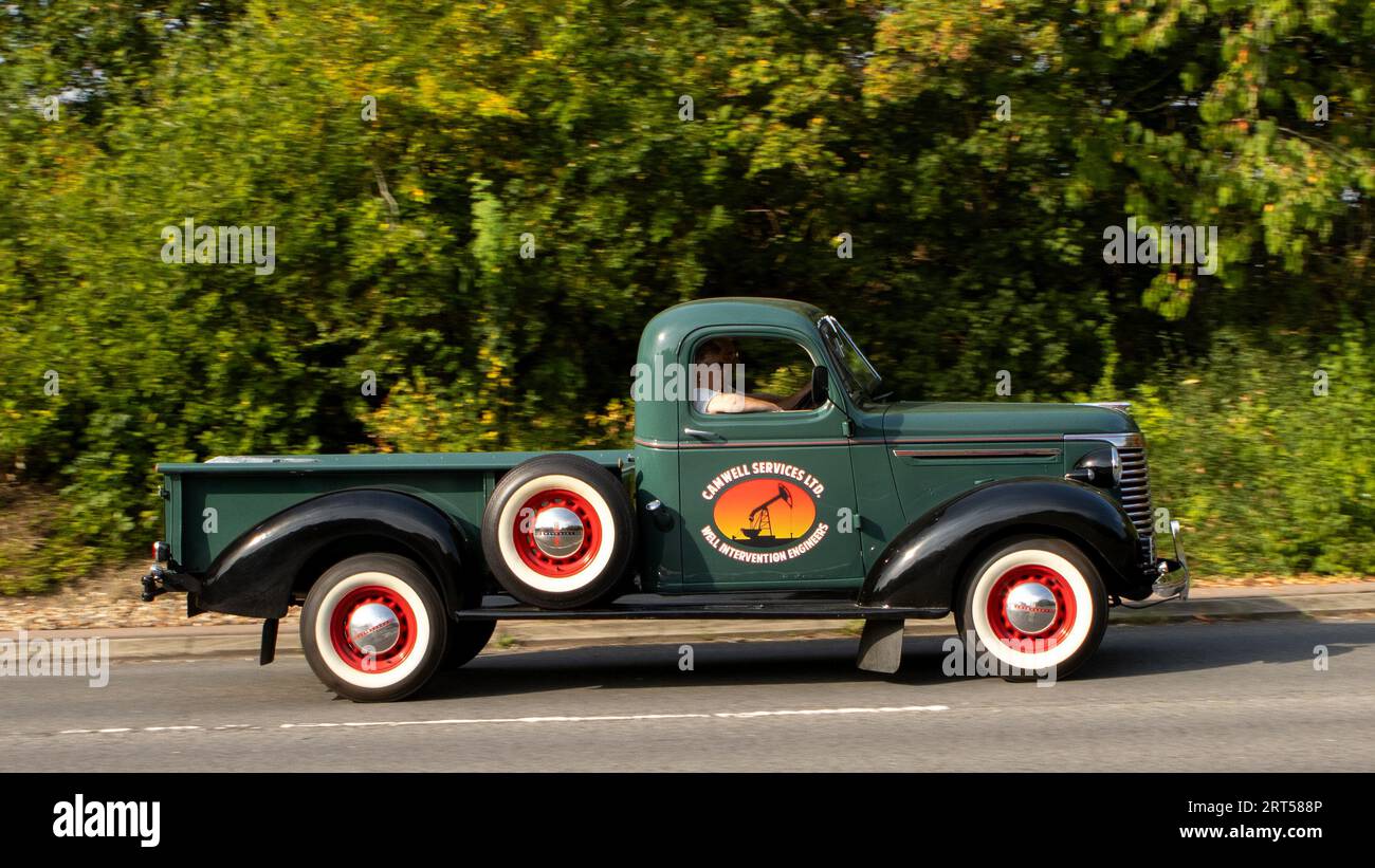 Milton Keynes, Regno Unito-10 settembre 2023: 1940 camion verde Chevrolet che viaggia su una strada inglese. Foto Stock