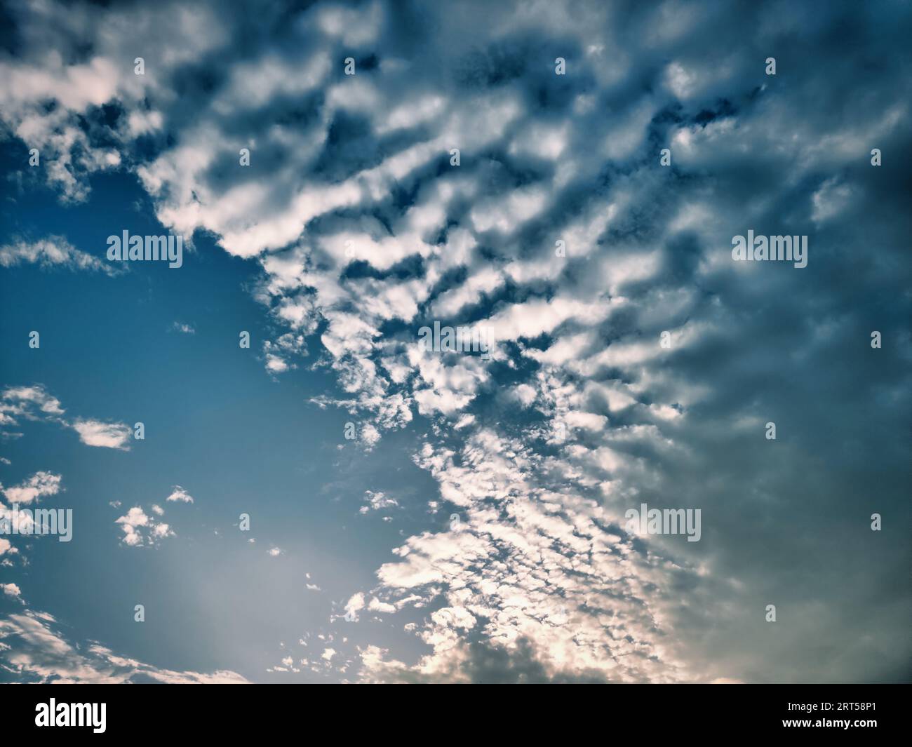 Sfondo bianco chiaro gradiente nuvola blu estate. Bella nuvolosa al sole calma e luminosa aria invernale. Foto Stock