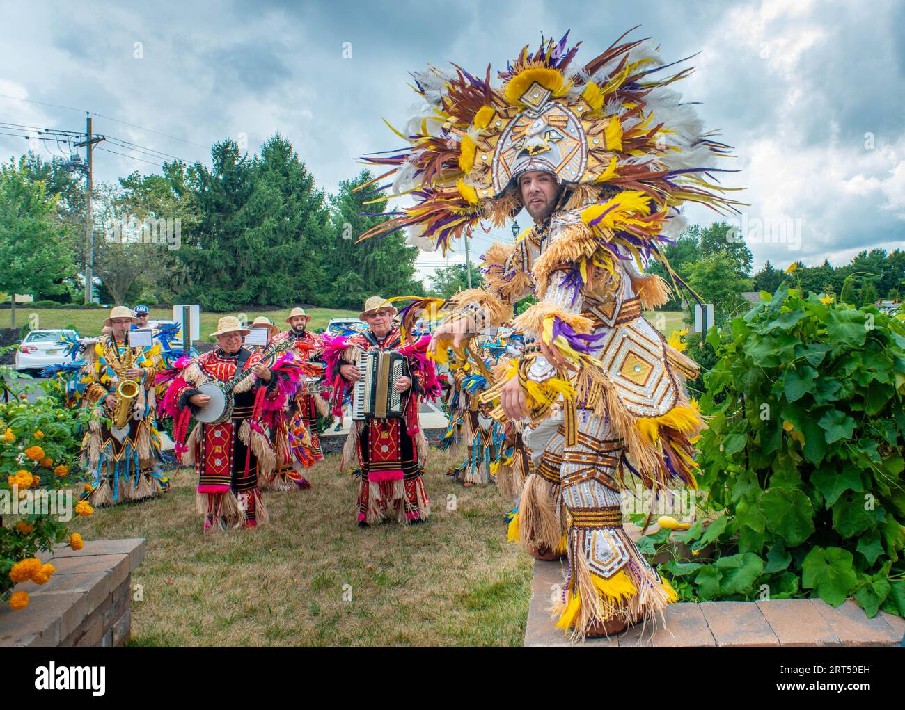 MT. Laurel, Stati Uniti. 10 settembre 2023. Kade Radcliffe della Uptown String Band della contea di Bucks si esibisce con il loro vestito da mummers per un gruppo di anziani come parte della festa del giorno del nonno domenica 10 settembre 2023 all'Arbor Terrace di Mt. Laurel, New Jersey. ( Credit: William Thomas Cain/Alamy Live News Foto Stock