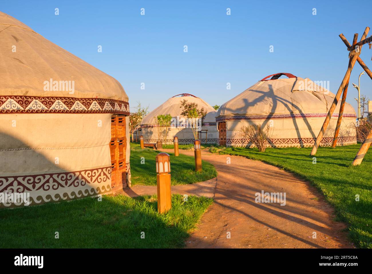 Sentieri tortuosi conducono alle yurte, utilizzate a scopo espositivo e espositivo. Al campo di yurta nel parco Etno Auyl in Turkestan, Kazakistan. Foto Stock