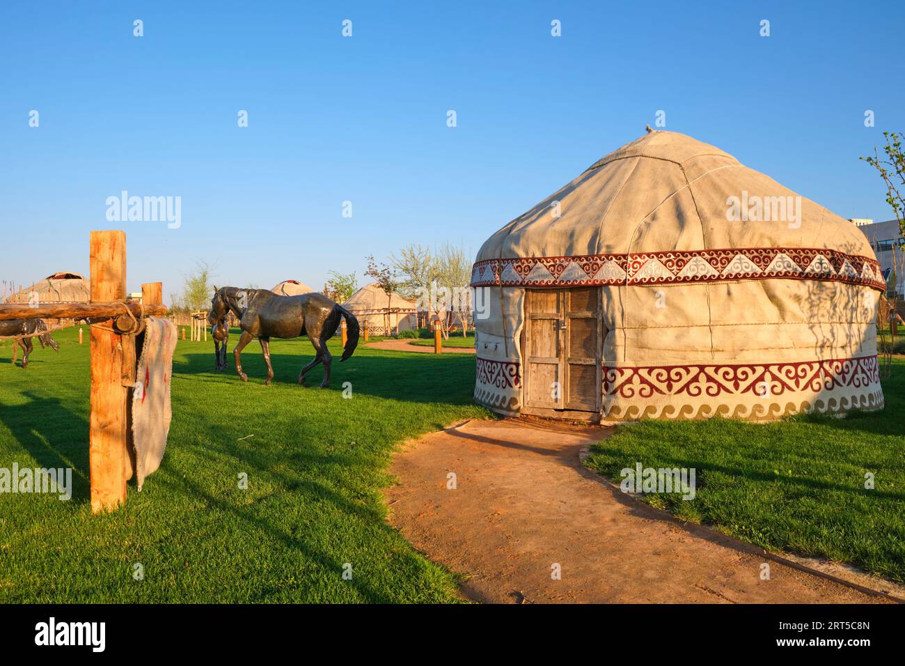 Sentieri tortuosi conducono alle yurte, utilizzate a scopo espositivo e espositivo. Al campo di yurta nel parco Etno Auyl in Turkestan, Kazakistan. Foto Stock