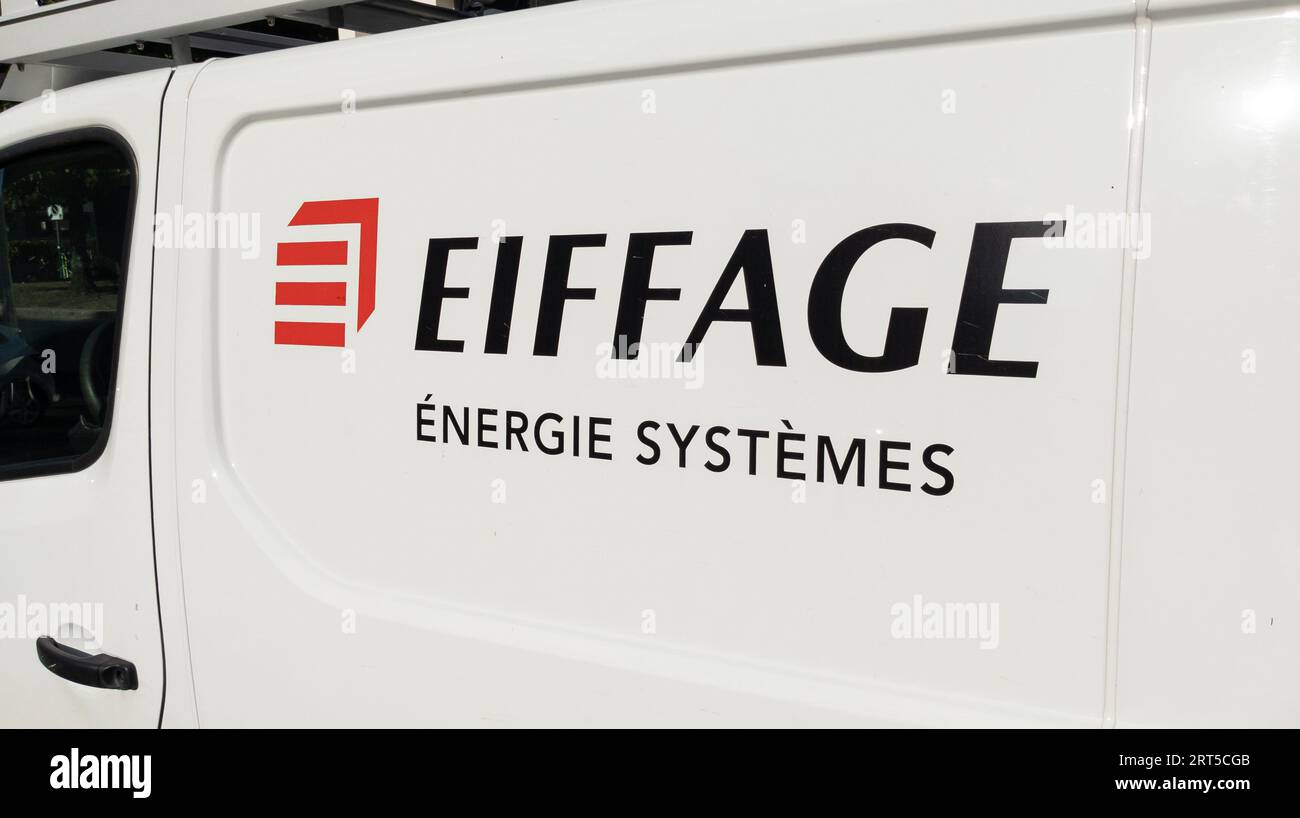 Bordeaux , Francia - 09 04 2023 : Eiffage energie systemes logo del marchio e testo del cartello sul pannello adesivo per furgoni sistemi energetici cantiere industriale Foto Stock