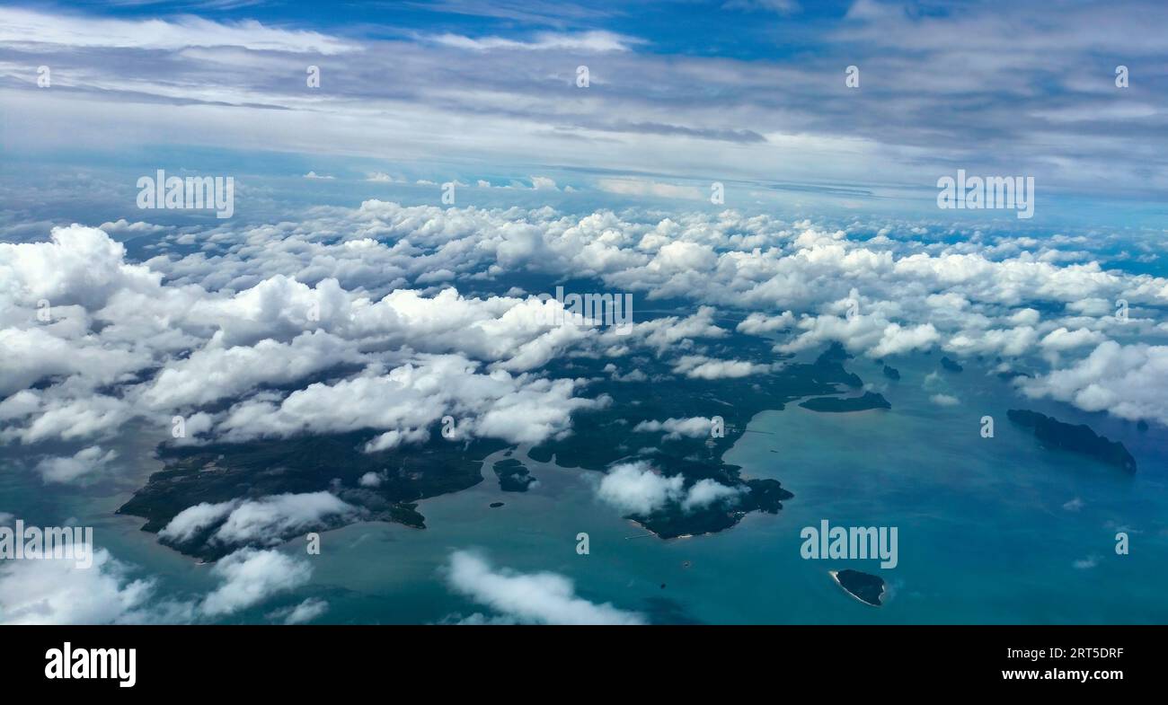 Vista aerea delle nuvole dalla finestra di un aereo. Sfondo blu con cielo chiaro. Vista dall'alto delle nuvole blu estive Foto Stock