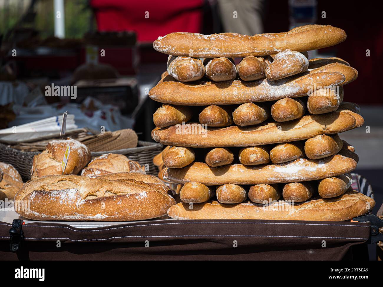 Tradizionale pane baguette francese su una bancarella di mercato nella città francese di Bordeaux Foto Stock